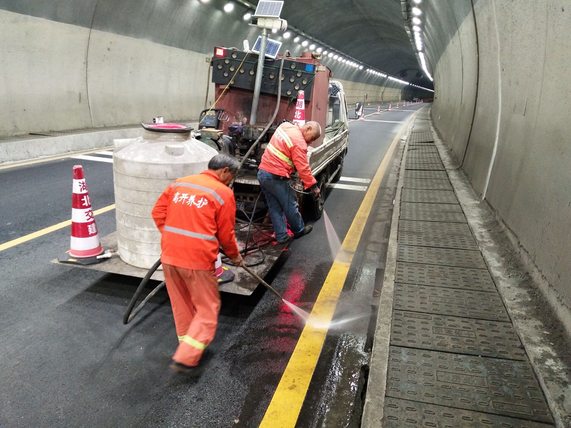 4.清洗沿路隧道標(biāo)識標(biāo)線.jpg.jpg